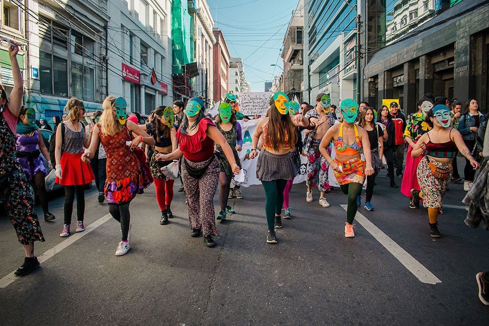 Recuerdo de la intervención “Saquémonos las máscaras” en la Marcha Feminista del 6 de junio del 2018 en Valparaíso. Foto por @cvoneft