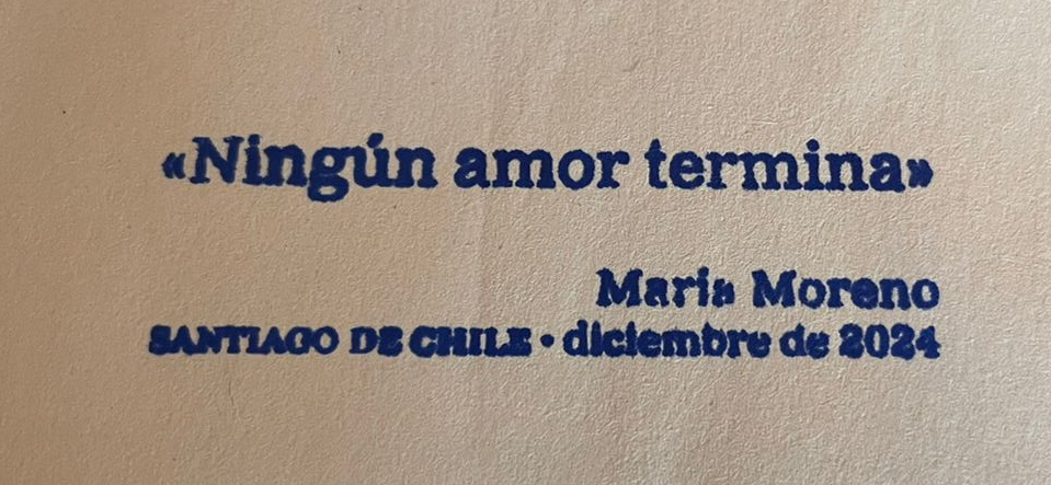 Timbre de María Moreno para autografiar libros en su visita a Chile.