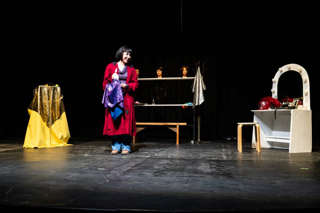 Montaje Nina, la peluca que brilla en la oscuridad - Camila Pérez Soto