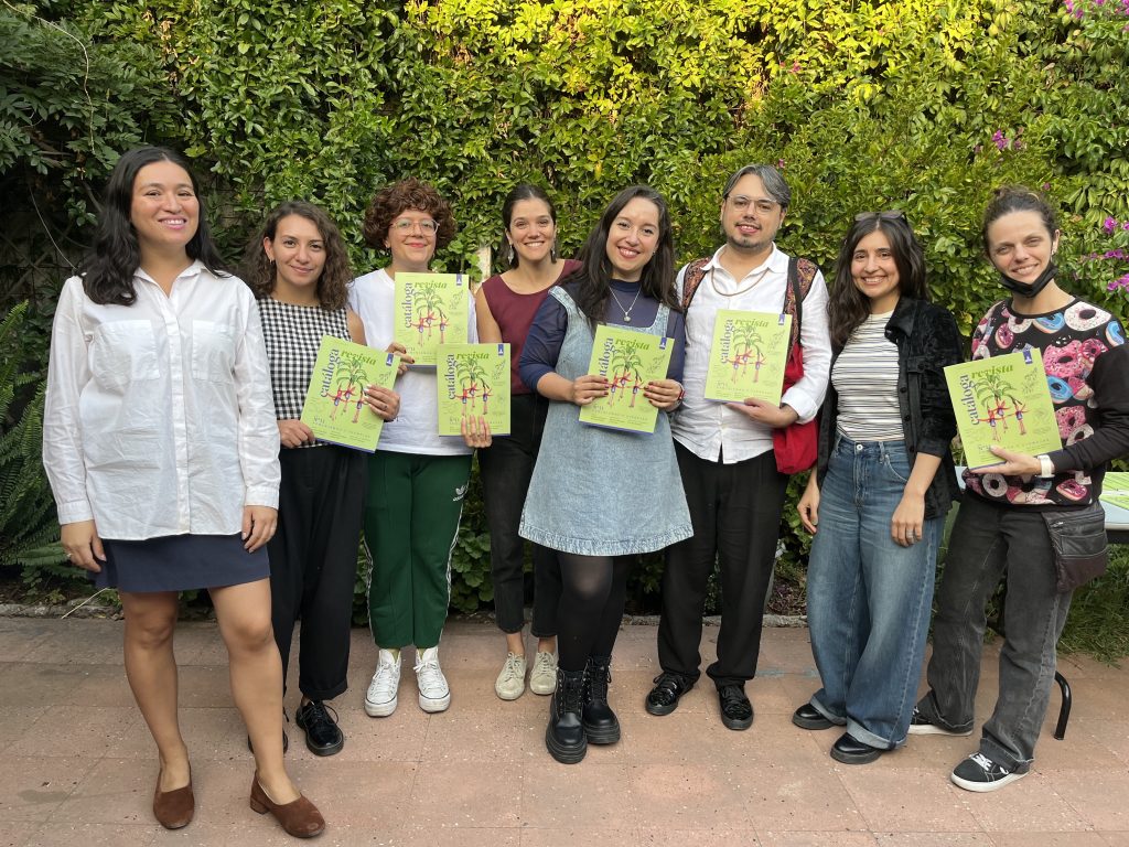 Equipo de Catáloga Colectiva junto a presentadorxs durante el lanzamiento del número 11: feminismos y ciencias. Fotografia: Catáloga Colectiva. 
