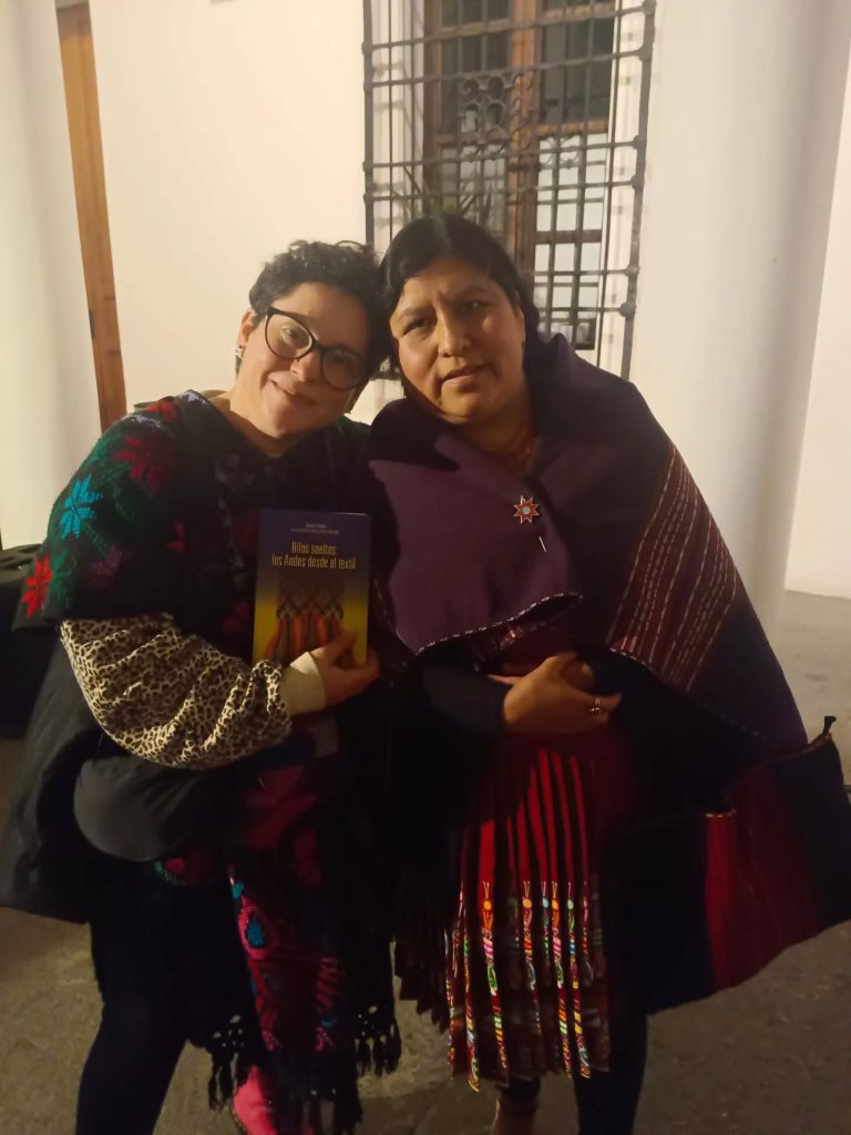 Elvira Espejo Ayca y Loreto Martínez tras la conversación en el ciclo Futuros Americanos, Museo Chileno de Arte Precolombino. Semana Migrante USACH. 25 de Agosto de 2025. Fotografía: Jorge Diaz Fuentes.
