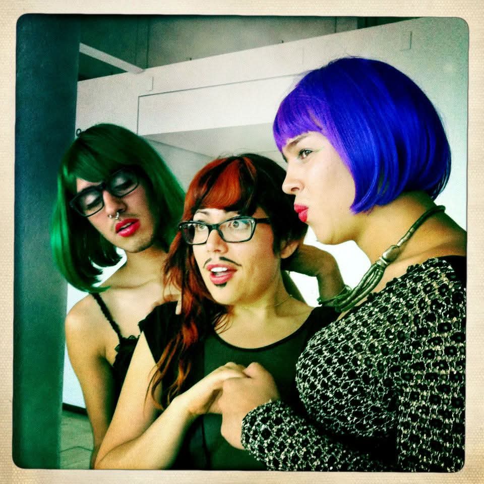 Sayak Valencia junto a otras activistas en un taller Drag.