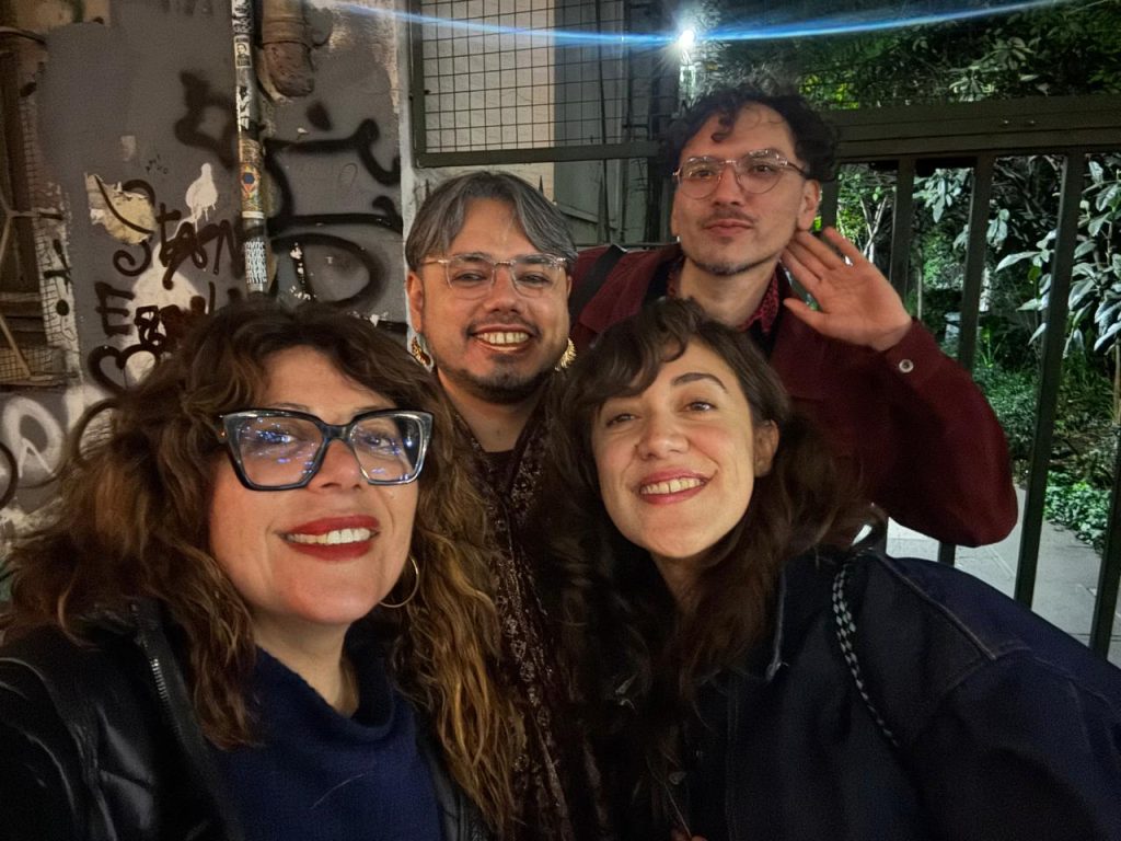 Sayak Valencia junto a la cineasta Camila José Donoso, le comunicador social Cristeva Cabello y el biólogx Jorge Díaz Fuentes. 
