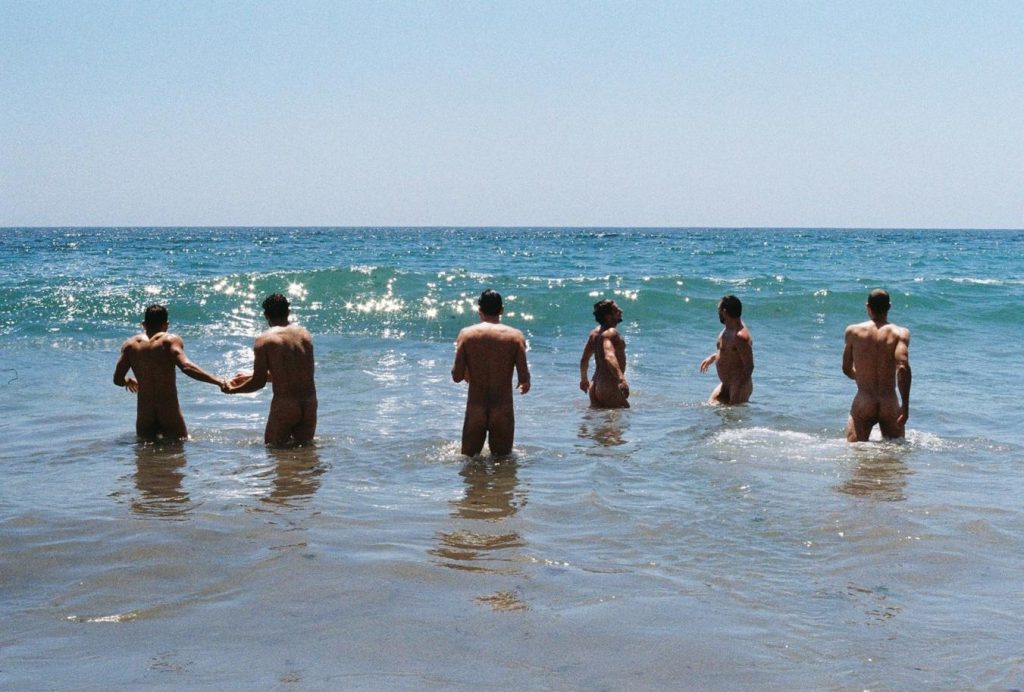 Jugando en el agua II, 2025. Fotografía análoga de 35 mm