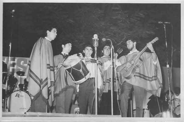 Conjunto Los Afuerinos en el Festival Sur de Concepción, febrero de 1969. Pedro Yáñez es el último de izquierda a derecha en la foto.