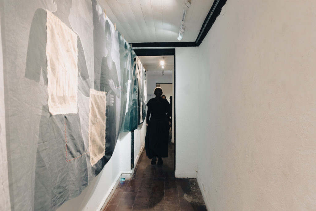 Registro de la inauguración de Siempre fui un pequeño monstruo de Roma Vaquero Díaz en Espacio La Cochera (2026) – Fotografía de Alejandra Hernández